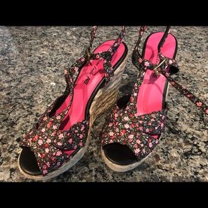 American Eagle Black Floral Wedge Platform Heels